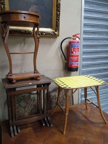 Table de chevet et table gigogne. On y joint...