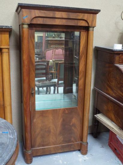 Vitrine en acajou et placage d'acajou à colonne...