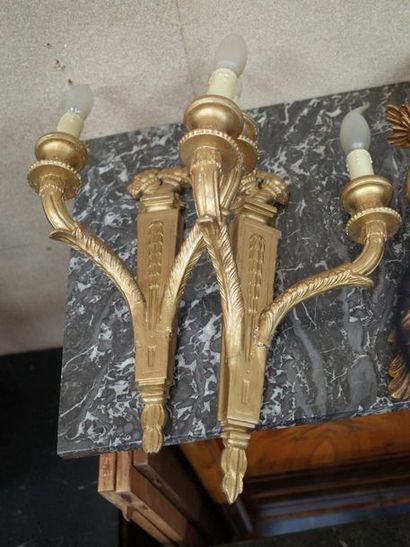 Deux paires d'appliques, l'une en bronze...