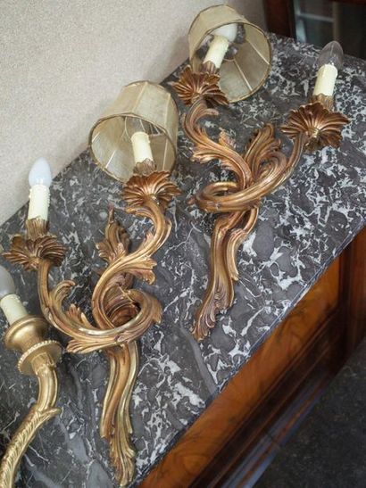 Deux paires d'appliques, l'une en bronze...