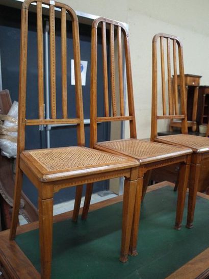Six chaises cannées en bois naturel de deux...