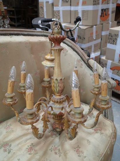Lustre à huit bras de lumières en bois peint.

Hauteur...