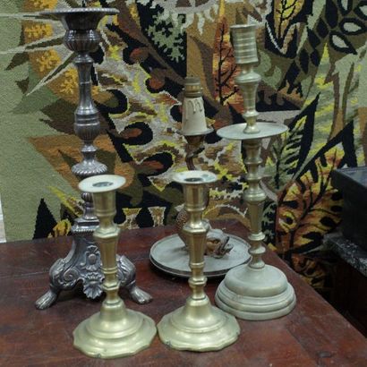 Lot de cinq bougeoirs en bronze et métal