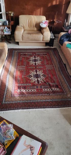 Tapis d'orient à fond rouge