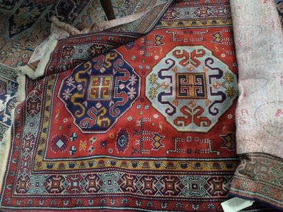 Tapis à décor de trois losanges sur fond...