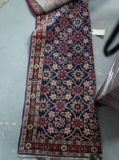 Trois tapis dont un iranien (1,50 x 1,06...