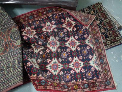 Trois tapis dont un iranien (1,50 x 1,06...