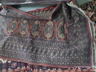 Trois tapis dont un iranien (1,50 x 1,06...