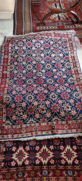 Trois tapis dont un iranien (1,50 x 1,06...