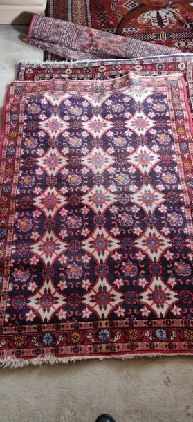 Trois tapis dont un iranien (1,50 x 1,06...