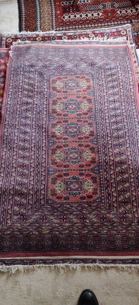 Trois tapis dont un iranien (1,50 x 1,06...