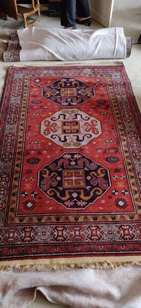 Trois tapis dont un iranien (1,50 x 1,06...