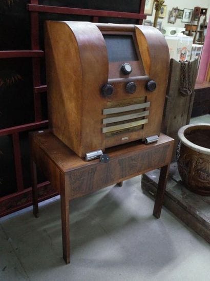 Poste de radio Pacific sur une petite table...