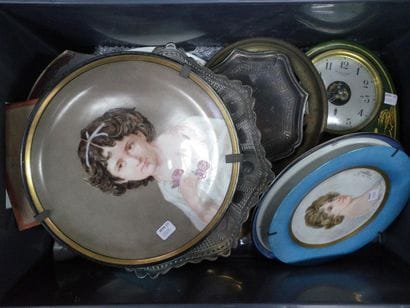 Five mannettes of various objects
