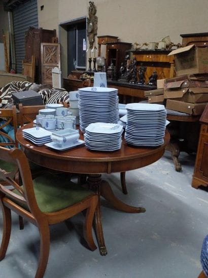 Table de salle à manger et quatre chaises...