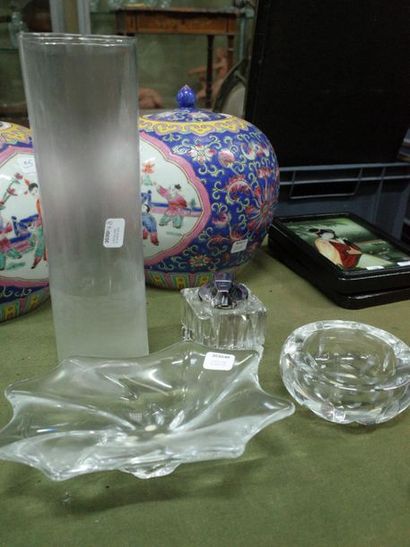 Batch of glassware and other trinkets including...