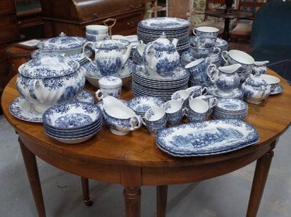 Porcelain lot: 

- Important blue decor service

-...
