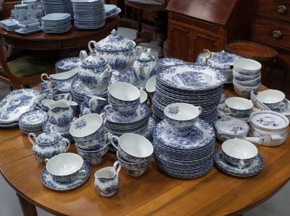 Porcelain lot: 

- Important blue decor service

-...