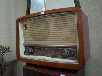 Radio set with Philipps bi-amplified lamp....