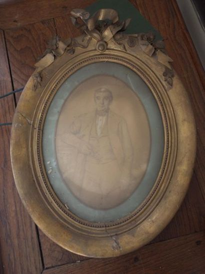 Portrait d'homme

Mine de plomb et rehauts...