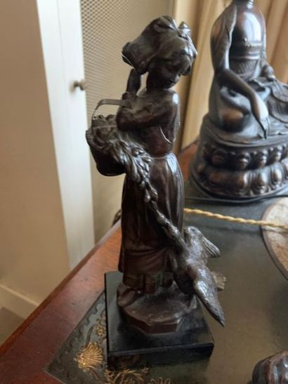 Statuette en régule à patine brune en représentant...