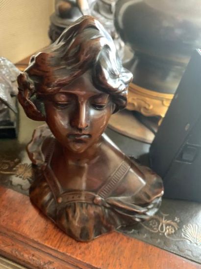 Statuette en cuivre représentant le buste...