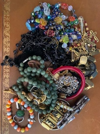 Un lot de faux bijoux divers