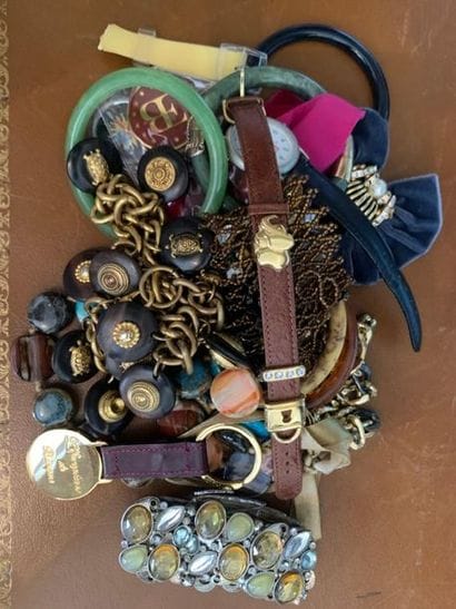 Un lot de faux bijoux divers
