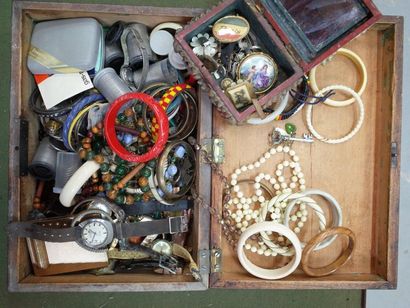 Lot de bijoux fantaisie et de pièces de cinq...