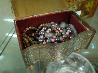 Lot de bijoux fantaisie et de pièces de cinq...