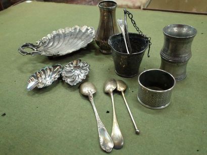 Lot d'objets en argent comprenant petit vase,...