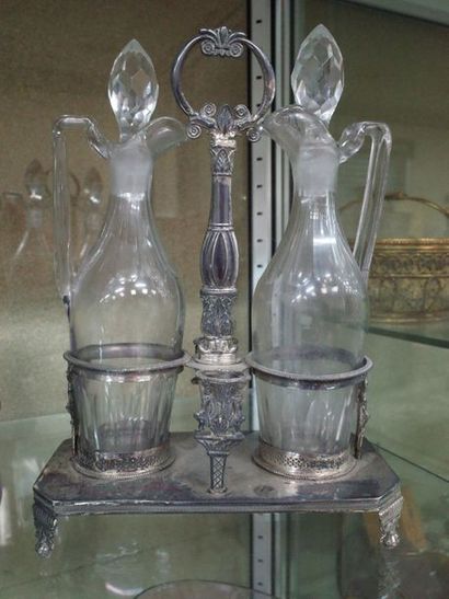 Huillier-vinaigrier en argent, les flacons...