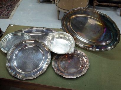 Cinq plats de service Christofle gravés d'un...