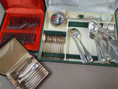 Ménagère de douze grands couverts en métal...