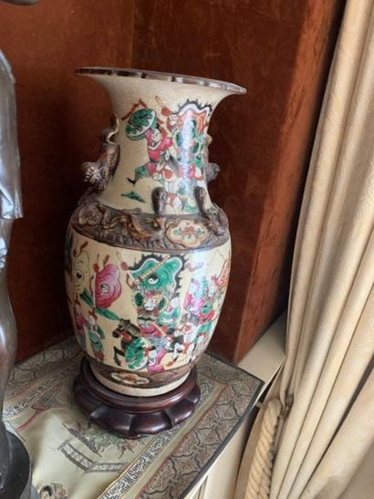 Paire de vases en céramique de Nankin à décor...