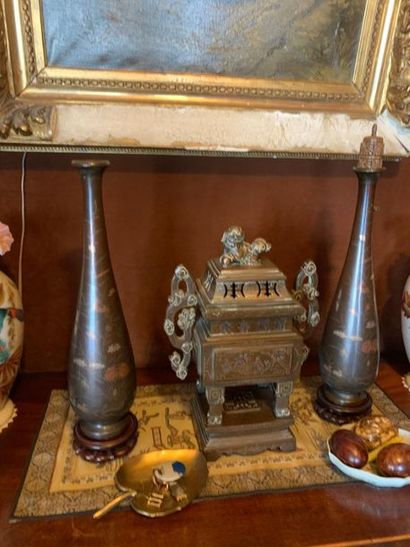 Paire de vases en bronze à décor niellé argent...