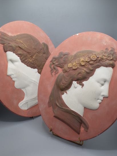 Ecole du XXe siècle 

Deux bas reliefs ovales...