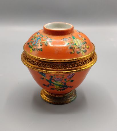 Petit brûle-parfum en porcelaine de Chine...