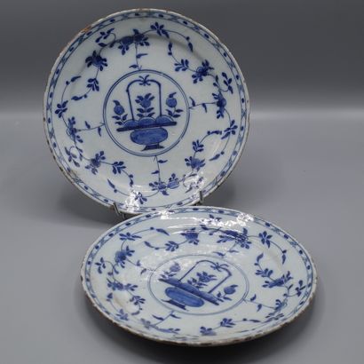 Deux assiettes en porcelaine de chine à décor...