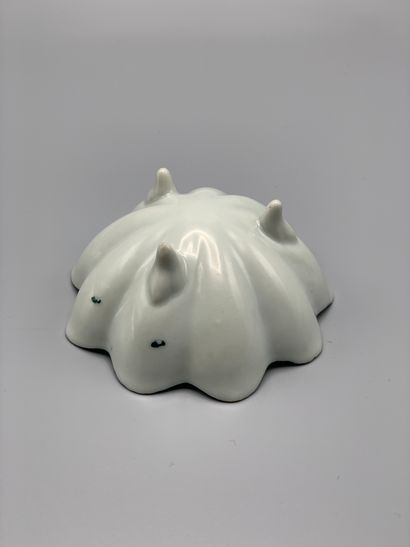 Petite coupelle en porcelaine de Chine tripode...