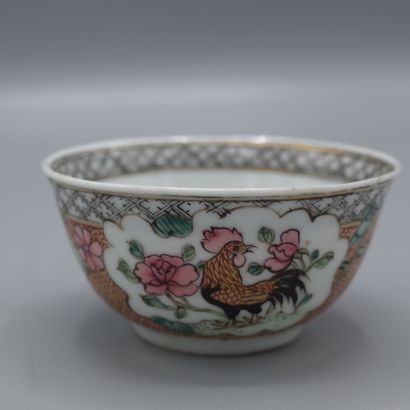 Petit bol en porcelaine à décor de coqs dans...