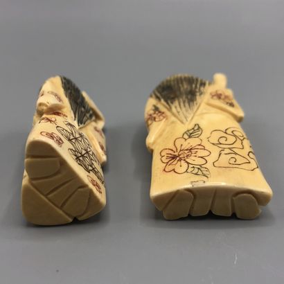 Deux netsuke en ivoire sculpté représentant...