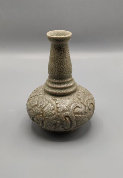Vase bulbe en porcelaine de Chine à couverte...