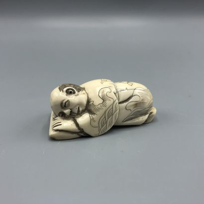 Netsuke en ivoire sculpté représentant un...