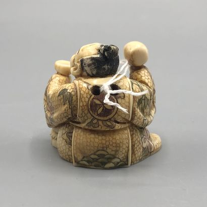 Netsuke en ivoire sculpté représentant un...