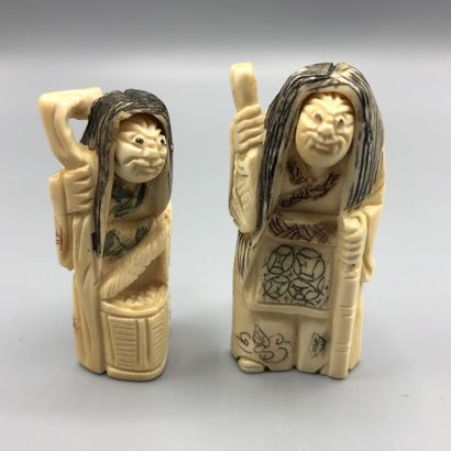 Deux netsuke en ivoire sculpté représentant...