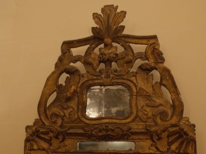 Miroir à parecloses en bois doré et sculpté...