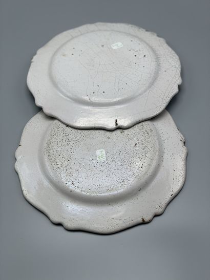 Paire d'assiettes en faïence à décor polychromes...
