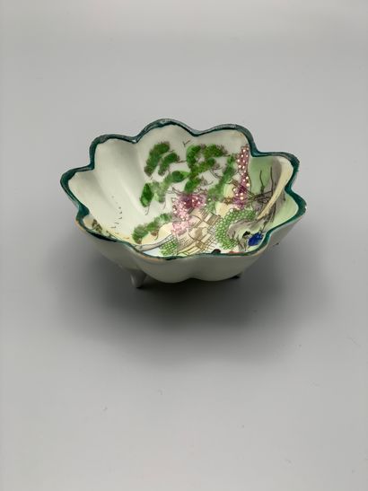 Petite coupelle en porcelaine de Chine tripode...