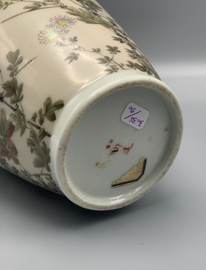 Vase en porcelaine de Chine à décor polychrome...